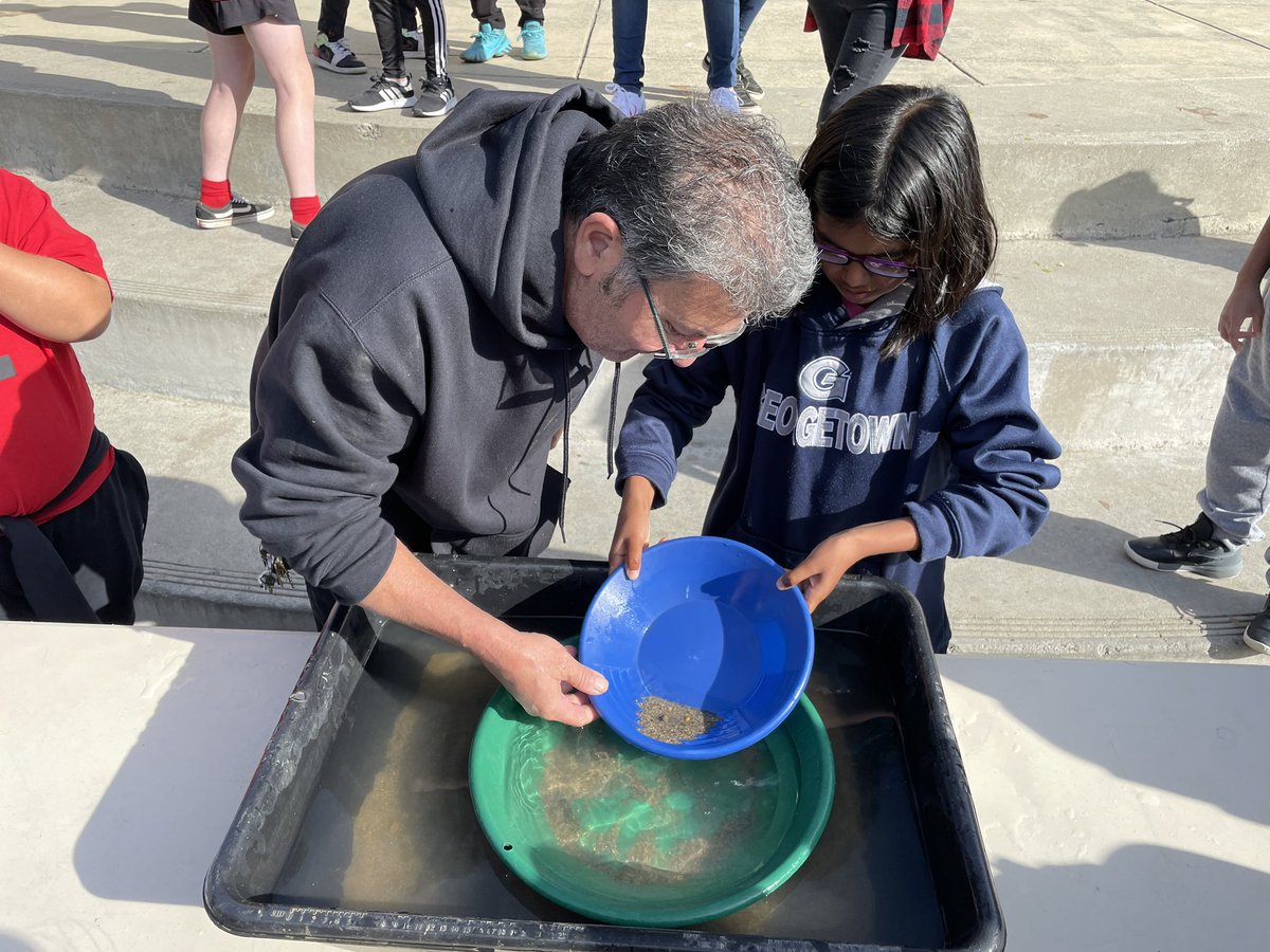 MrsPerryTRE's tweet photo. Mrs. Kaump’s 4th grade class got to gold pan with Mr. Rob today! https://t.co/qqWG0J2VqC