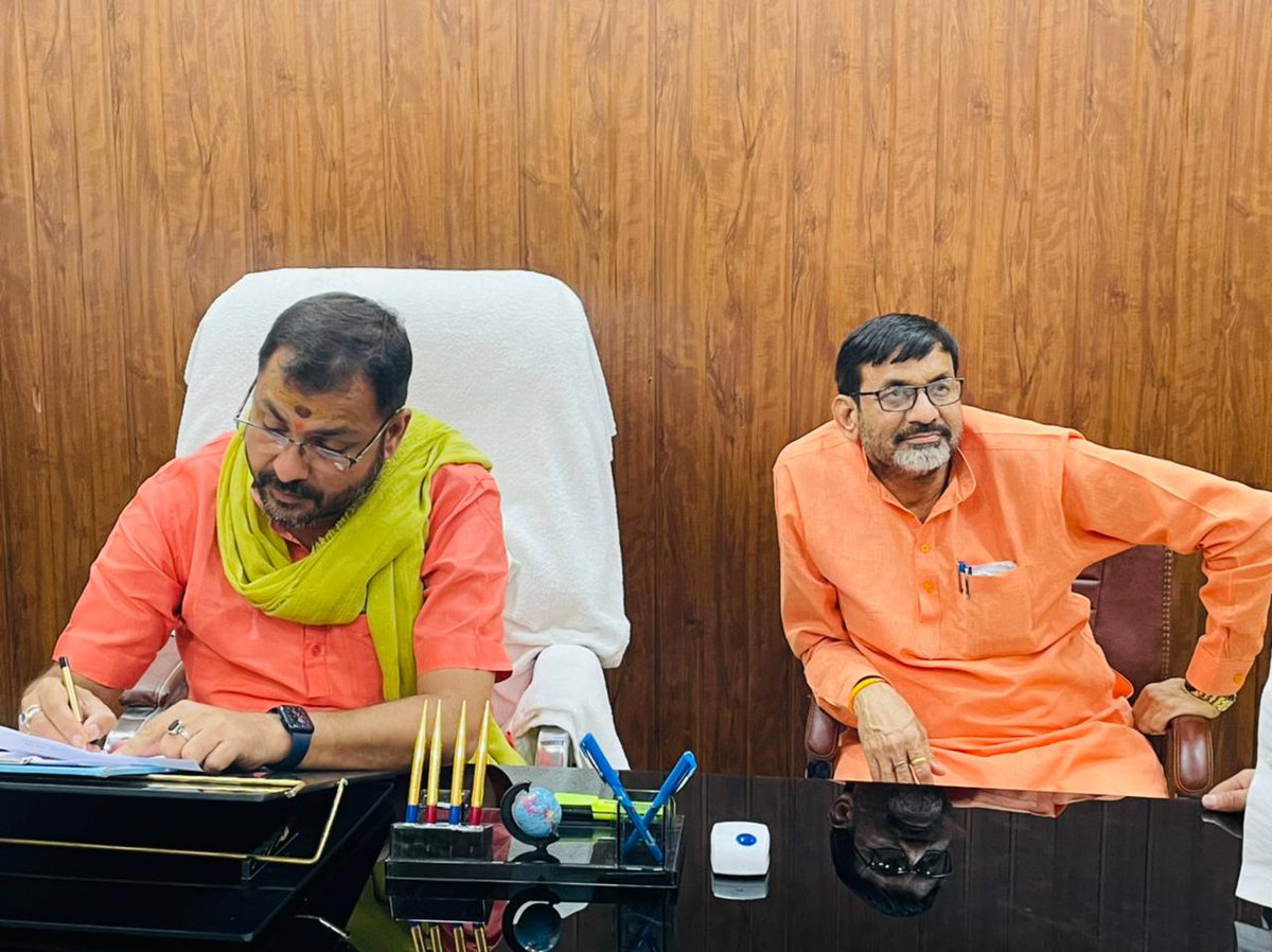 prakashbjp_'s tweet photo. जनता के सेवा ही हमारे संस्कार है!!

आज मा० सासंद बॉंदा चित्रकूट श्री @RKSINGHPATEL4  जी के साथ डीएम कालोनी कार्यालय में विभिन्न क्षेत्रों से आए हुए आगंतुकों से मुलाकात कर उनकी #समस्याओं को सुना एवं निराकरण करने हेतु विभागीय अधिकारियों को निर्देशित किया!! https://t.co/ee4fMBgN7z
