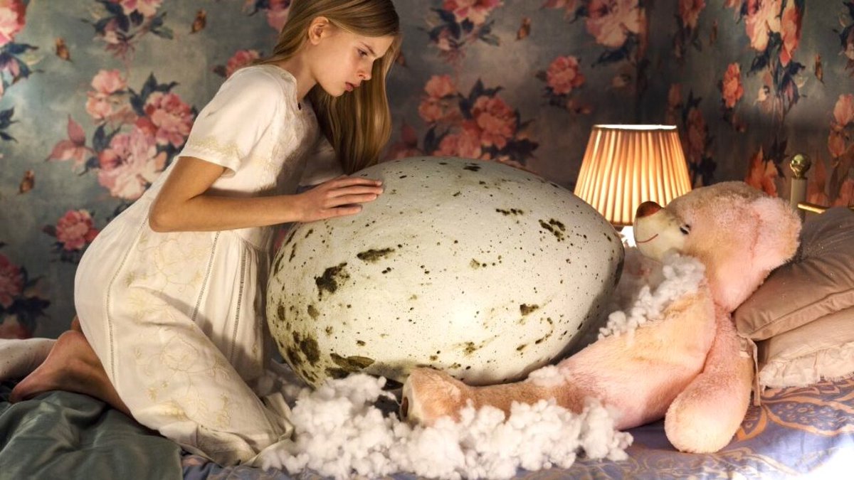 Fredag den 13. betyder gys og derfor viser vi  på fredag det finske horror eventyr "Hatching" kl. 21.00 i <a href="/EmpireBio/">Empire Bio</a>. Forbered dig på en foruroligende og blodig oplevelse med vilde praktiske effekter og spiddende samfundssatire.
Billetter på: tinyurl.com/mr27hm23