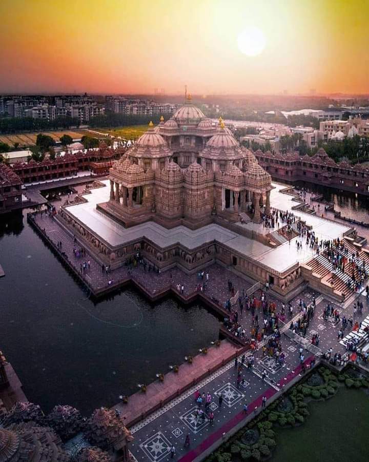 Thetravelssolu1's tweet image. ...It is indeed a beautiful and peaceful spot...
In Delhi, India, Swaminarayan Akshardham is a Hindu temple and spiritual-cultural campus. The Akshardham Temple complex represents millennia of Hindu culture, spirituality, and architecture.

•
•
•
#indiaarchitecture #akshardham