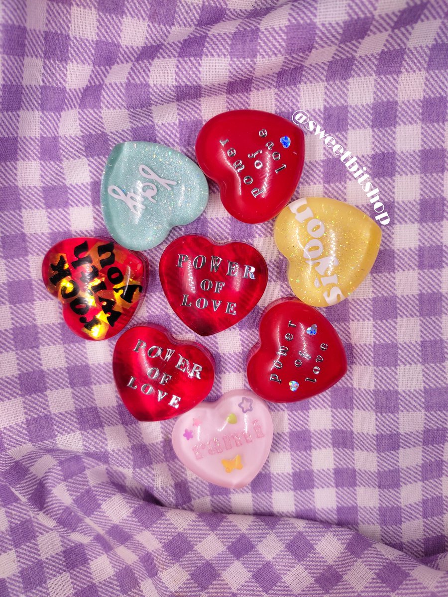 sweetbitshop's tweet photo. Olha o trenzinho da novidade passando 🚂🚂 com vocês, os nossos totalmente personalizáveis plump heart!!! O formulário para pedido dessas gracinhas sai amanhã às 18h 🥳 e são versáteis viu? Dá pra por na bolsa, no celular, no binder, onde você imaginar! https://t.co/UcgHCSPsn7