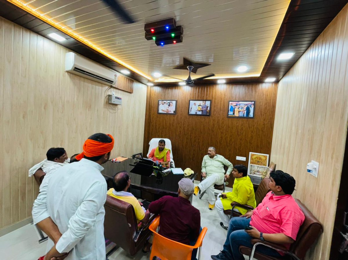 prakashbjp_'s tweet photo. जनता के सेवा ही हमारे संस्कार है!!

आज मा० सासंद बॉंदा चित्रकूट श्री @RKSINGHPATEL4  जी के साथ डीएम कालोनी कार्यालय में विभिन्न क्षेत्रों से आए हुए आगंतुकों से मुलाकात कर उनकी #समस्याओं को सुना एवं निराकरण करने हेतु विभागीय अधिकारियों को निर्देशित किया!! https://t.co/ee4fMBgN7z