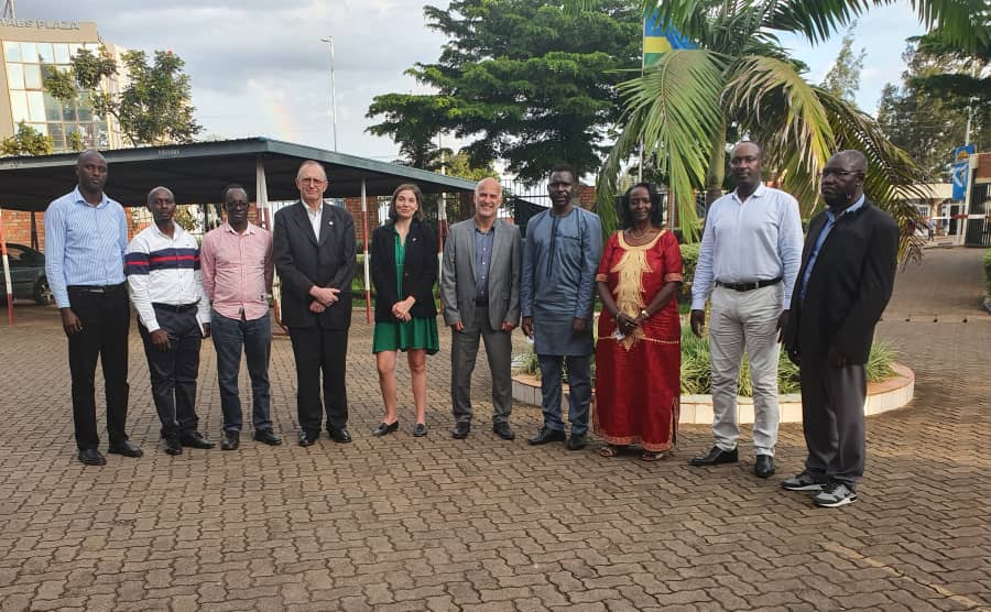 Présentation à <a href="/HospitalChuk/">University Teaching Hospital of Kigali/CHUK</a> et <a href="/Uni_Rwanda/">University of Rwanda</a> de l'Institut de Santé Parasport Connecté,présidé par le Pr François Genêt.
Signature d'un partenariat avec la fédé africaine de la réadaptation.
Le 🇷🇼, 1er pays à bénéficier de cette App sportive pour personnes en situation de handicap