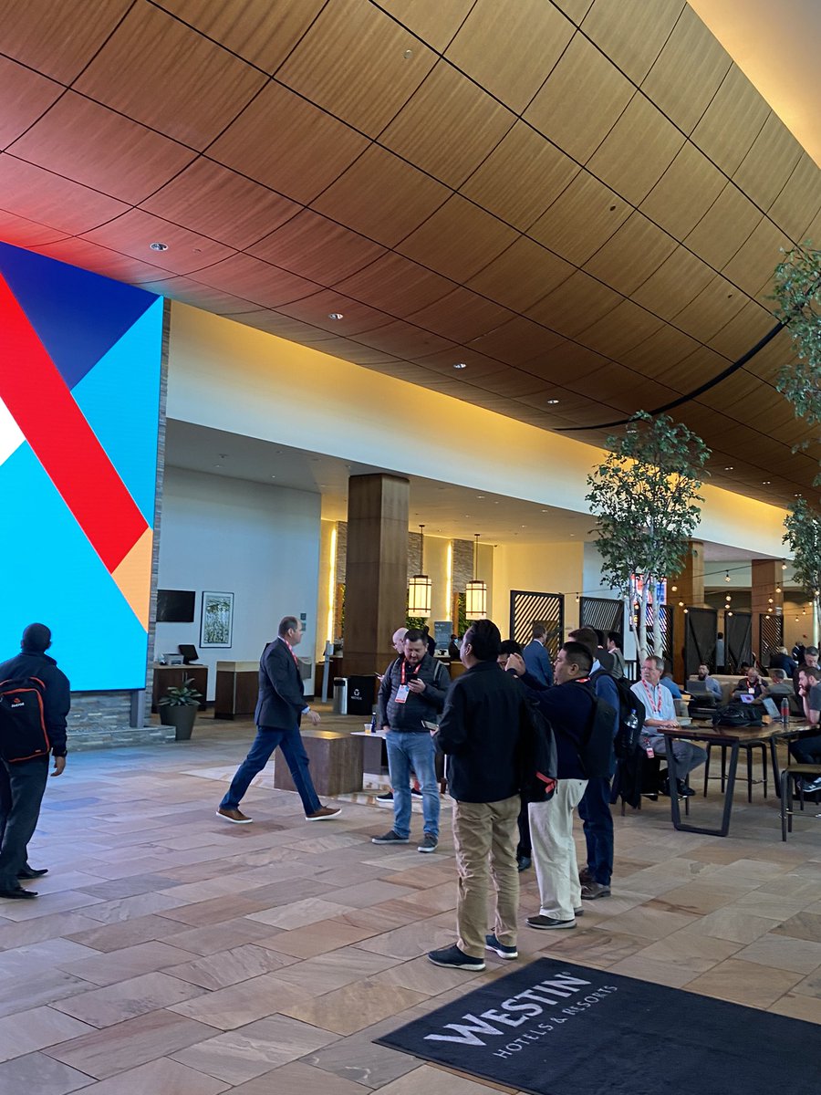 danieloh30's tweet photo. We’re starting #RedHatSummit2022 https://t.co/XXpXldVaed