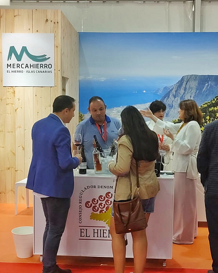 doelhierro's tweet photo. #ACTUALIDAD La DO de #ElHierro y @mercahierro dan a conocer las excelencias de los vinos herreños en #Fenavin2022.

Nos encontramos en el stand de #IslasCanarias, pabellón 8.

@Fenavin_Oficial https://t.co/qHrsZlEcJx