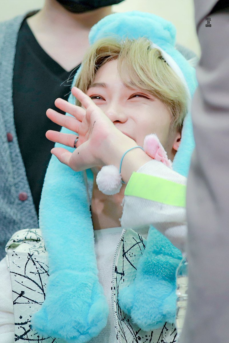 우리 용복이 웃는거 진짜 예뿌지 .. 가만히 계속 보고 있다 보면 나도 모르게 똑같이 웃게돼 ..