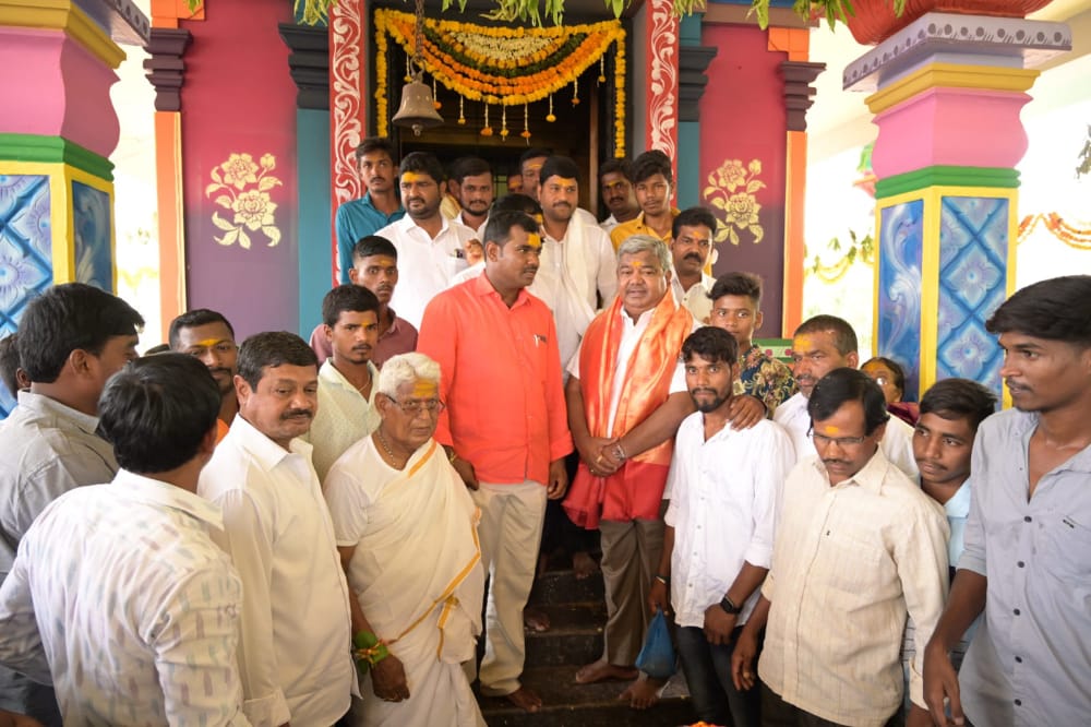 SathyamMuddam's tweet photo. భూదాన్ పోచంపల్లి మండలం, దోతిగూడెం గ్రామంలో శ్రీ మల్లీకార్జున స్వామి కళ్యాణం సందర్భంగా హాజరై BJP పార్టీ రాష్ట్ర నాయకులు గూడూరు నారాయణ రెడ్డి గారికి  దేవాలయ కమిటీ తరుపున సన్మానం చేసినాము .... https://t.co/rF7Ol7y81L