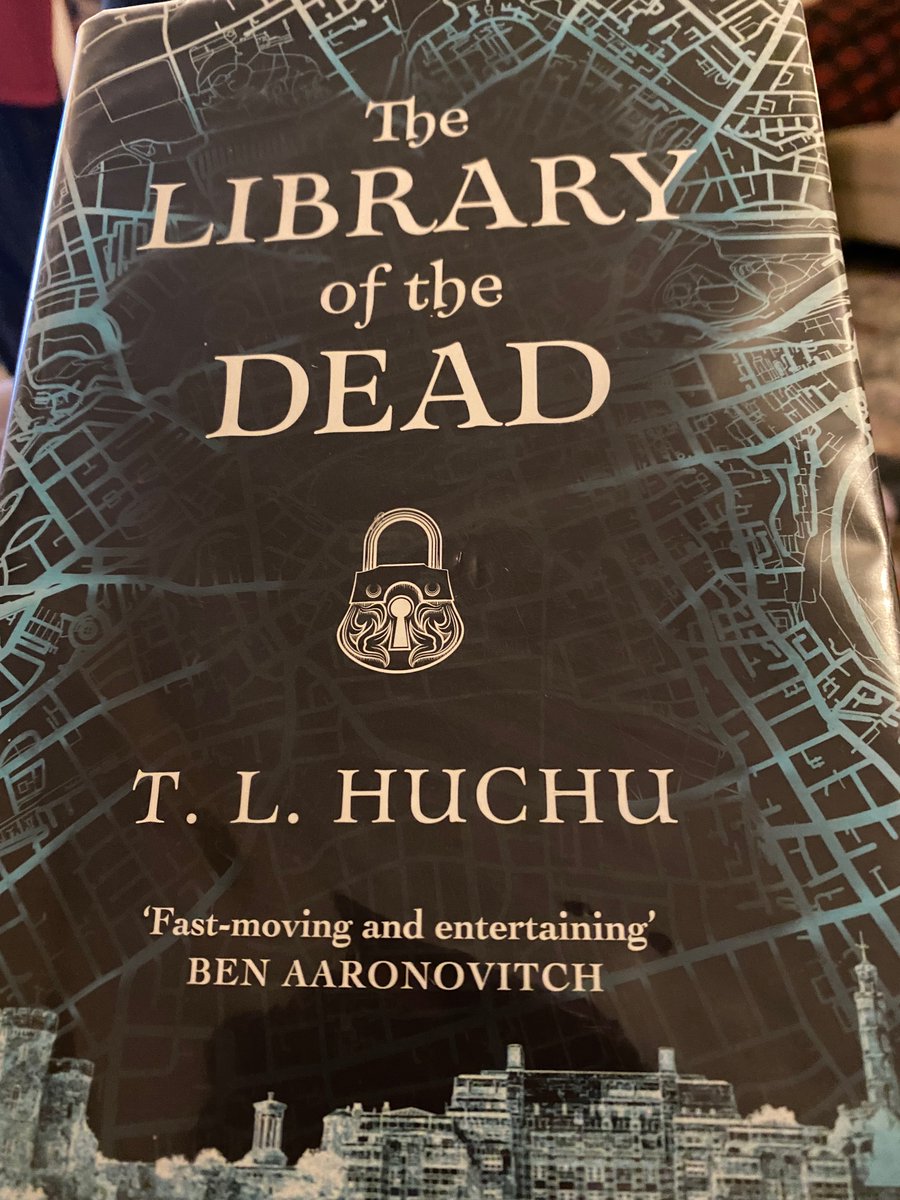 authorontheedge's tweet photo. #LibraryOfTheDead is a brilliant spooky read, perfect for older fans of #LockwoodAndCo  - particuarly love the working class rep, humour and kick arse protagonist! @TendaiHuchu https://t.co/SDsuPnghJL