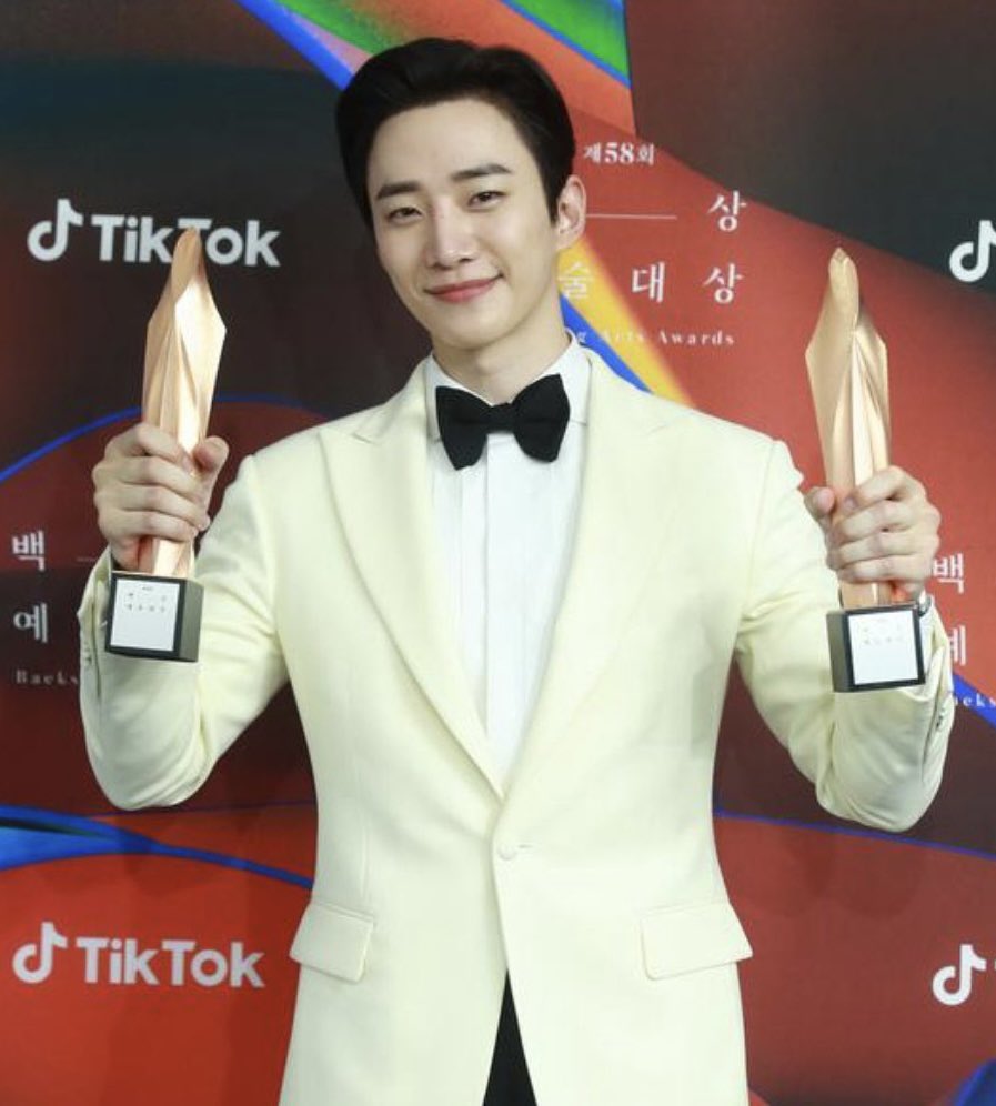 wlcm2junhoworld's tweet photo. @follow_2PM Congratulations #LeeJunHo!
You truly are an inspiration for working hard and not giving up!
Let us all learn from the BEST #2PM #JUNHO and be better tomorrow than we have been yesterday or today… shall we, Div 1? #Better_choice https://t.co/Dq9RurWgi9