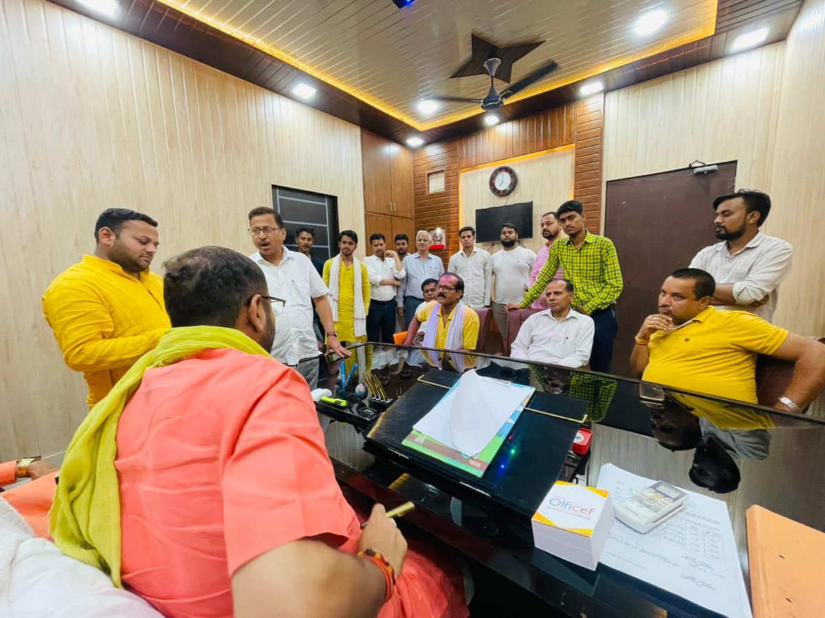 prakashbjp_'s tweet photo. जनता के सेवा ही हमारे संस्कार है!!

आज मा० सासंद बॉंदा चित्रकूट श्री @RKSINGHPATEL4  जी के साथ डीएम कालोनी कार्यालय में विभिन्न क्षेत्रों से आए हुए आगंतुकों से मुलाकात कर उनकी #समस्याओं को सुना एवं निराकरण करने हेतु विभागीय अधिकारियों को निर्देशित किया!! https://t.co/ee4fMBgN7z