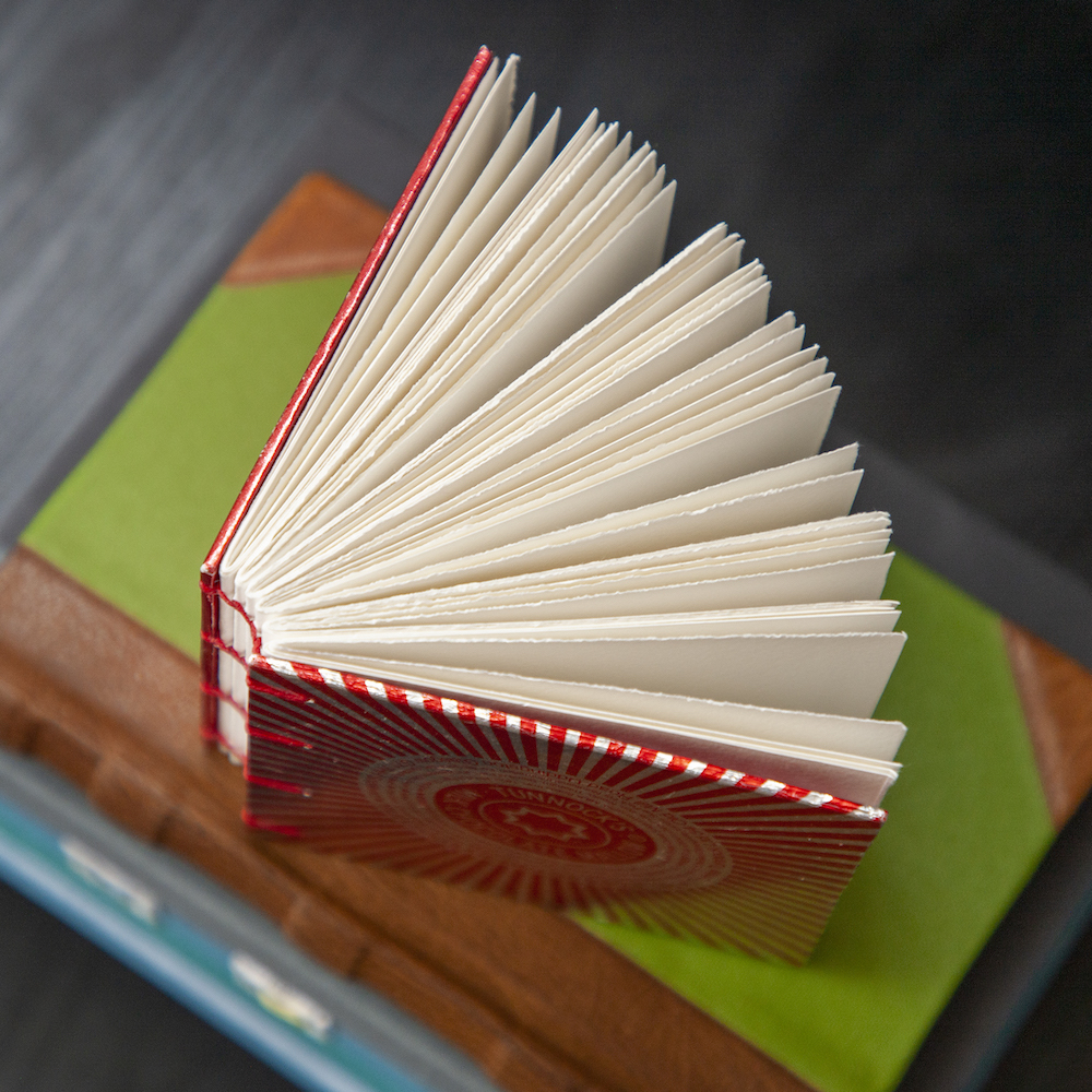 bailemorbooks's tweet image. A pleasing little stack of handmade beauties. 
.
.
.
#contemporarybookbinding #contemporarycraft #bookbinder #madeinscotland #madeoniona #isleofiona