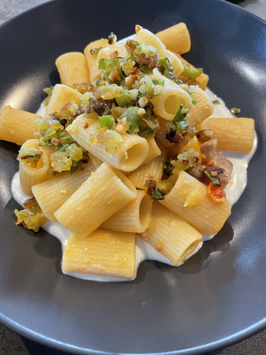 Pasta tonno, acciughe e pomodorini.
Crema di caprino fresco e ricotta vaccina, con granella di friggitelli pane e pinoli. 
#Food