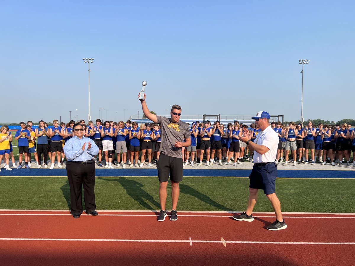 WhataSuperTeam's tweet photo. Whataburger Super Team Presentation: Brock's Nathan Jones (@nathanjones_88) 

https://t.co/EMzJxl8pJp

🏈 @brock_football | @GopherFootball | @dctf | @Whataburger | #txhsfb https://t.co/38GtPMZd5Q