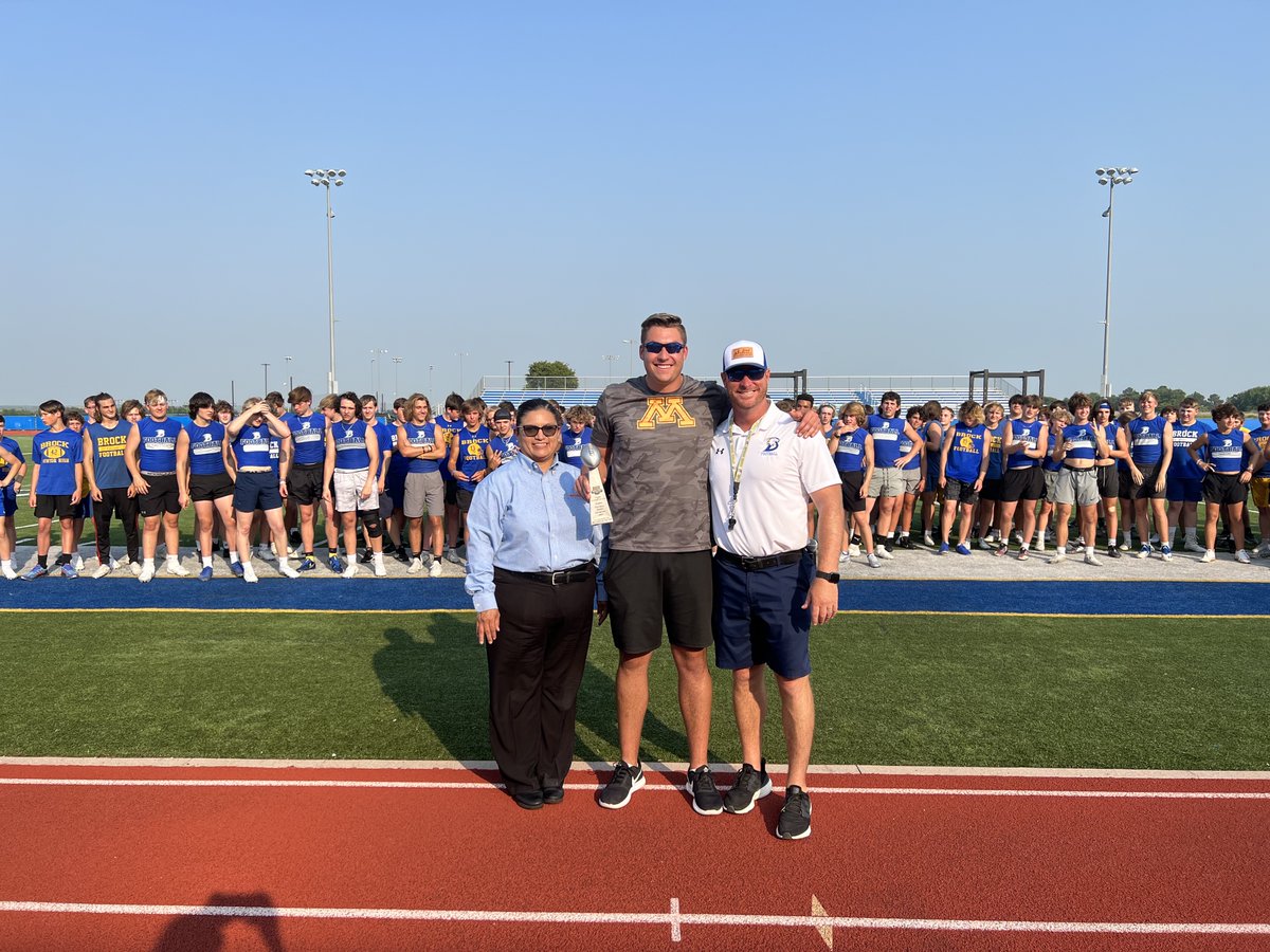 WhataSuperTeam's tweet photo. Whataburger Super Team Presentation: Brock's Nathan Jones (@nathanjones_88) 

https://t.co/EMzJxl8pJp

🏈 @brock_football | @GopherFootball | @dctf | @Whataburger | #txhsfb https://t.co/38GtPMZd5Q