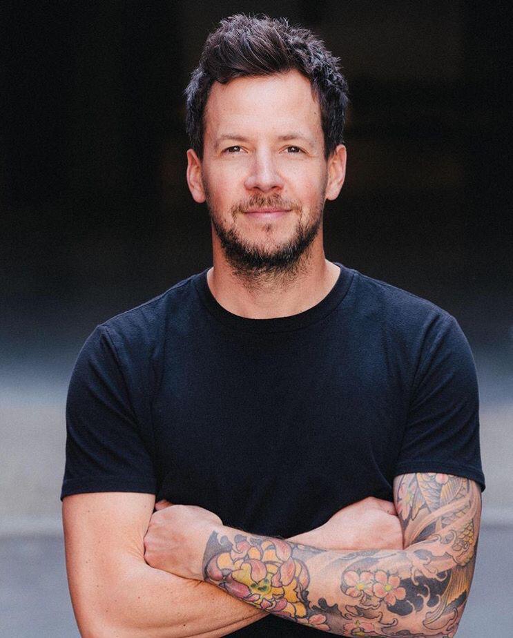 style28s's tweet photo. #UnDiaComoHoy 
Hoy es el cumple 43 del cantante y vocalista de la banda de rock canadiense @simpleplan @pierrebouvier junto a ellos han publicado 6 álbumes de estudio en los que destacan los hits #shupup #welcometomylife #perfect entre otros...¡Felicidades!
#felizcumple https://t.co/3PmpUgCGXX