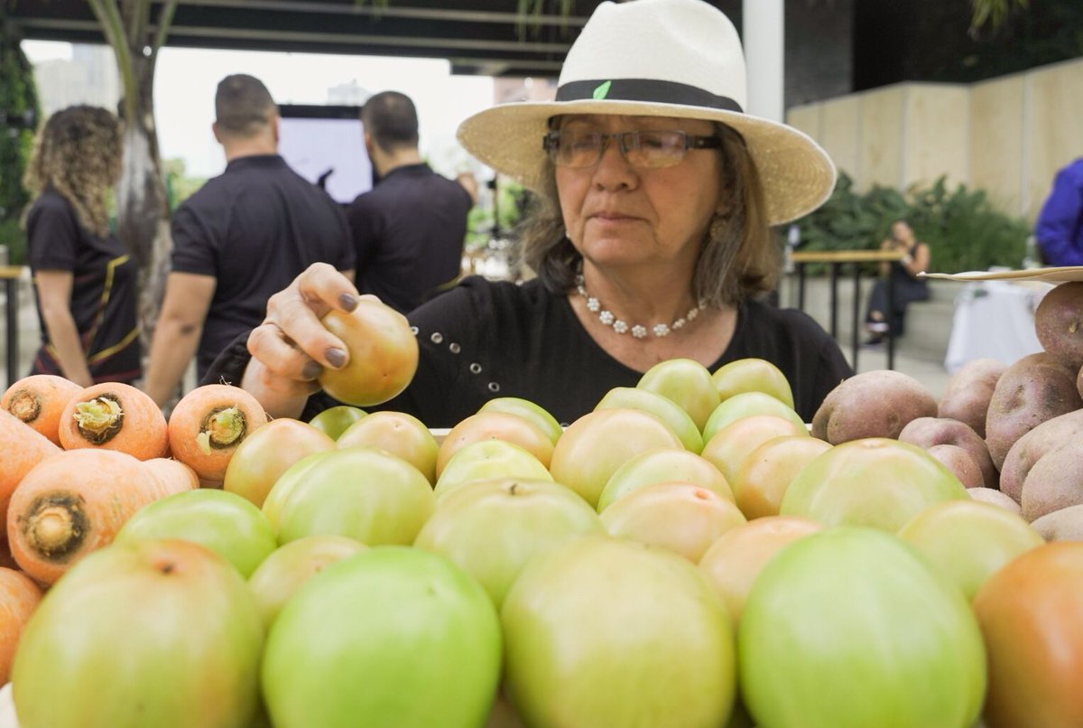 FAO_Colombia's tweet photo. Estamos en el lanzamiento de MilAgro de manos antioqueñas, ®️🌄este es el sello de confianza del campo Antioqueño.

¿Sabes de dónde vienen los alimentos? https://t.co/ERXDXOB5Ut