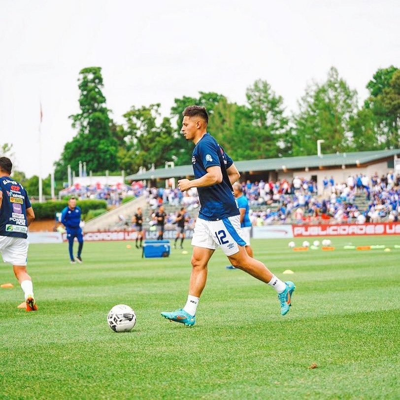TocaSox's tweet photo. @Floresnelson10 wearing @TocaSox with @LaSelecta_SLV 🇸🇻

#gripsock #TeamHank https://t.co/0oXhTO5ZSh