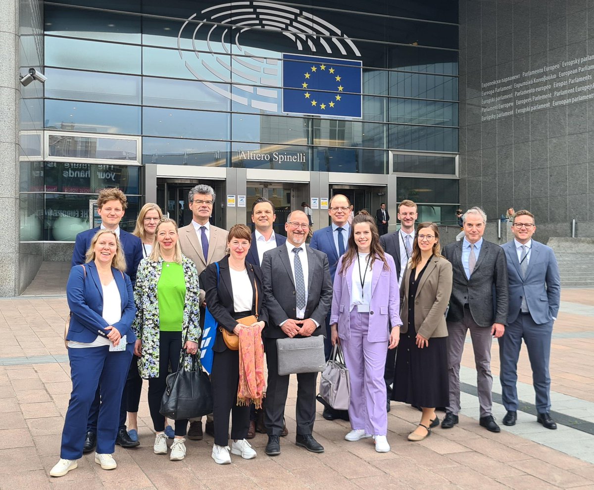 Der #GreenDeal - ohne die Kommunen geht es nicht. Deshalb waren unsere Umweltreferent:innen unserer Verbände zu Gesprächen mit der <a href="/EU_Commission/">European Commission</a>, dem <a href="/Europarl_EN/">European Parliament</a>, dem <a href="/EU_CoR/">European Committee of the Regions</a> und den Landesvertretungen in Brüssel. #allpoliticsislocal #eu_local