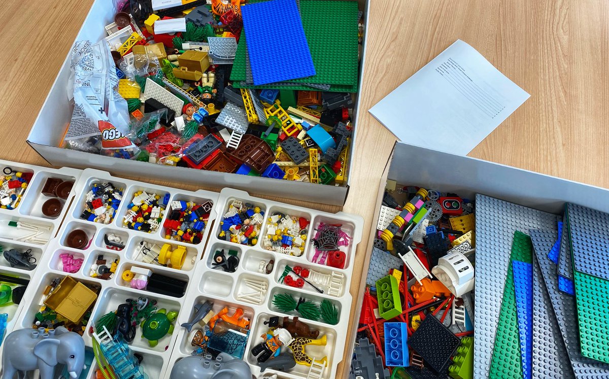 Prof_FiChambers's tweet photo. A wonderful chance for myself and ⁦@dr_briony⁩ to lead a bespoke two-day design thinking boot camp for ⁦@UniversityLeeds⁩ - the challenge focus was ‘designing a student-centred smart campus’

#innovation #empathy #prototype #studentvoice #LegoSeriousPlay #jellybeans https://t.co/zZnTByma92