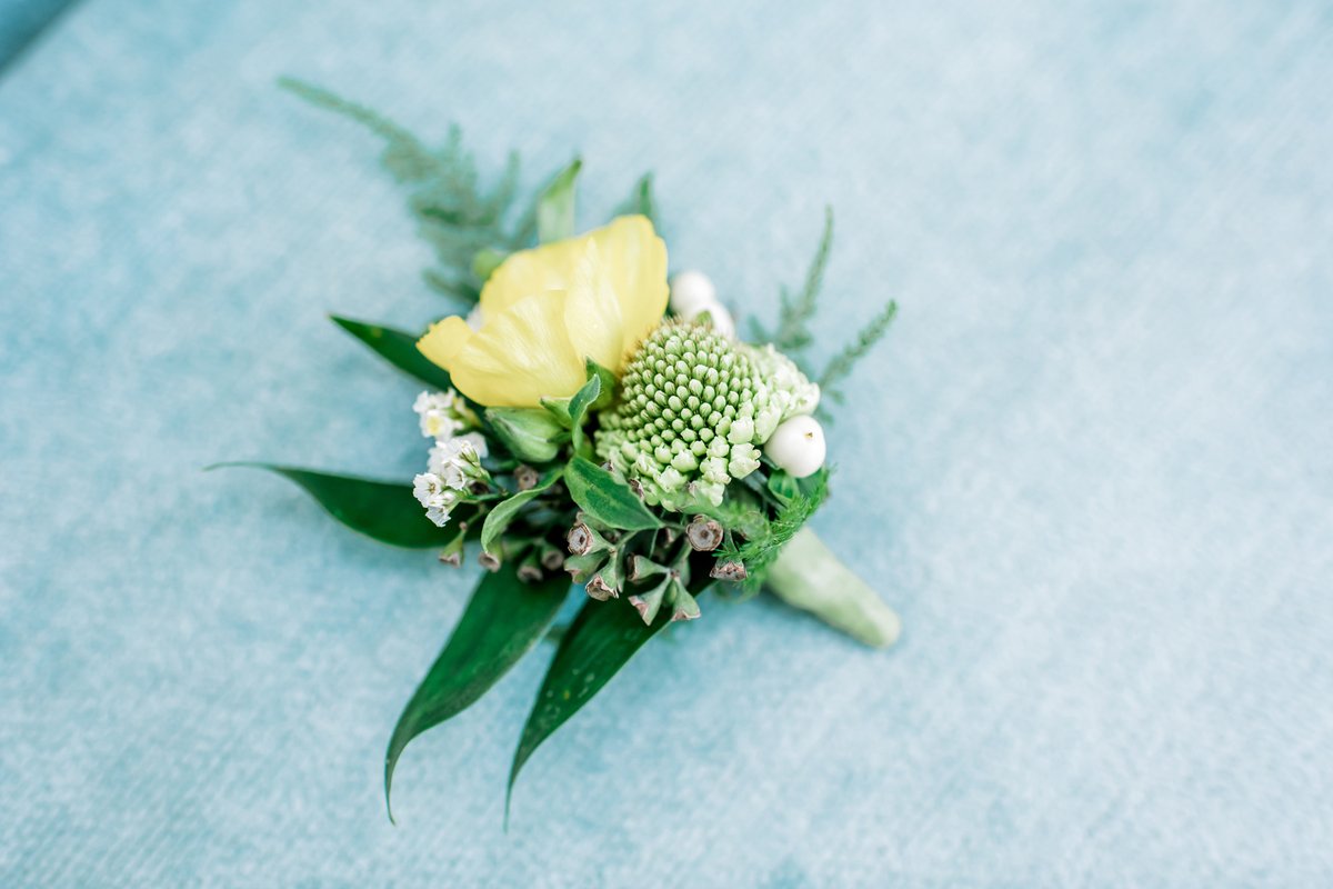 greenchoiceflow's tweet photo. We love boutonnieres! This one is a special design of @destin_floral_design

#Greenchoiceflowers #gypsobouquet #happymonday #fillers #florist #gypsophila #millionstargypso #flowers #bouquet #whiteflowers #whitebouquet #floristlife #floraldesigner #eventdesigner https://t.co/U1YK0IU1pO