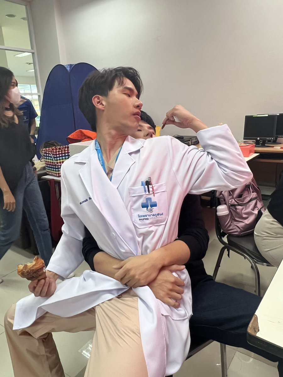 volinije23's tweet photo. งง? เก้าอี้เยอะแยะ 5555555 #ทริอาชTheSeriesEP4 https://t.co/dmDti03zmW