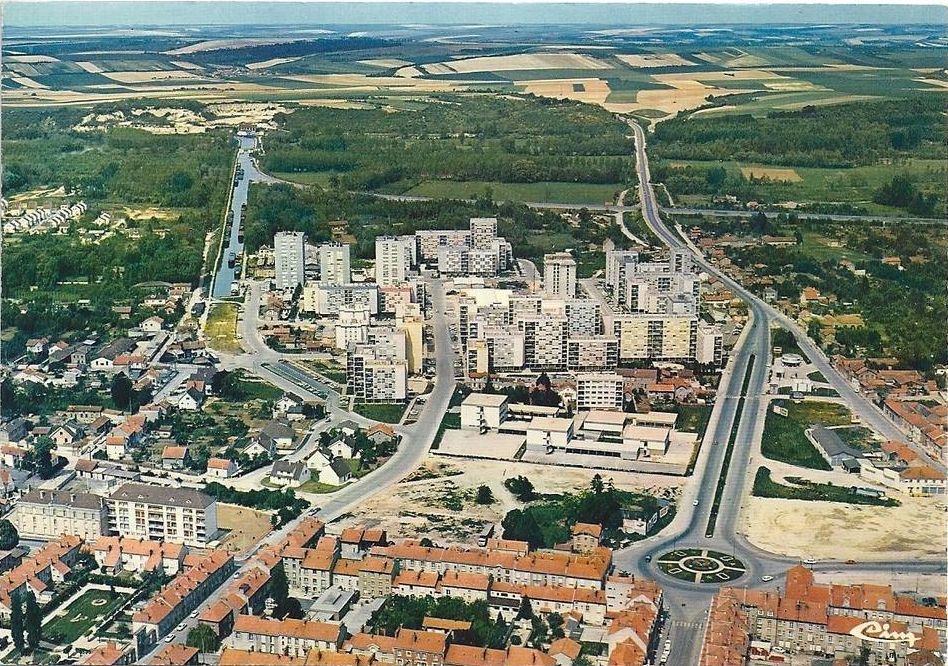 sami_hmissi's tweet photo. Une belle découverte de l'ouvrage du professeur @renaud_epstein qui retrace l'histoire de la politique des grands ensembles à travers sa collection de cartes postales. 

J'y ai retrouvé des vues de ma ville à  travers ses quartiers du Hamois, de la Fauvarge et Rome-Saint-Charles! https://t.co/PT2jTqf3bP