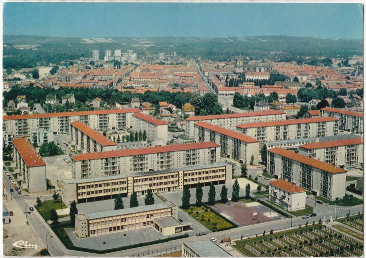 sami_hmissi's tweet photo. Une belle découverte de l'ouvrage du professeur @renaud_epstein qui retrace l'histoire de la politique des grands ensembles à travers sa collection de cartes postales. 

J'y ai retrouvé des vues de ma ville à  travers ses quartiers du Hamois, de la Fauvarge et Rome-Saint-Charles! https://t.co/PT2jTqf3bP