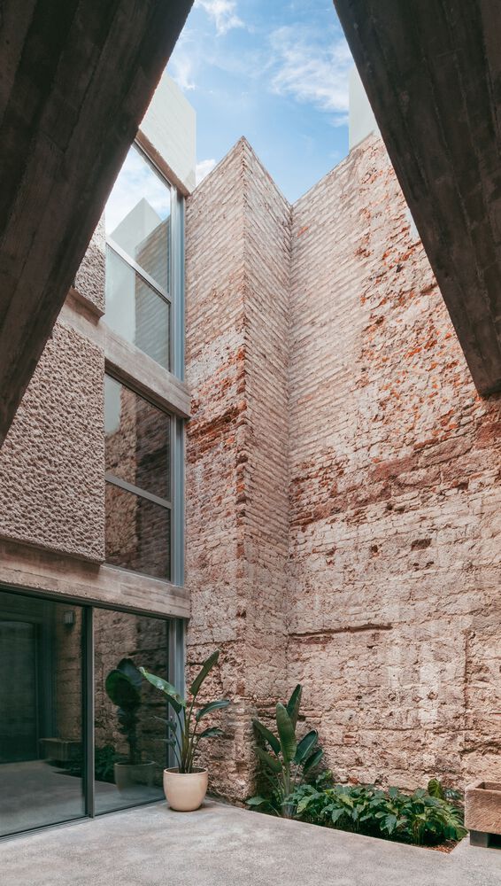lopedetoledo's tweet photo. La importancia de un buen patio en arquitectura.
[La Toscalera House, Alejandro Beautell] https://t.co/FYrsJvNo3b