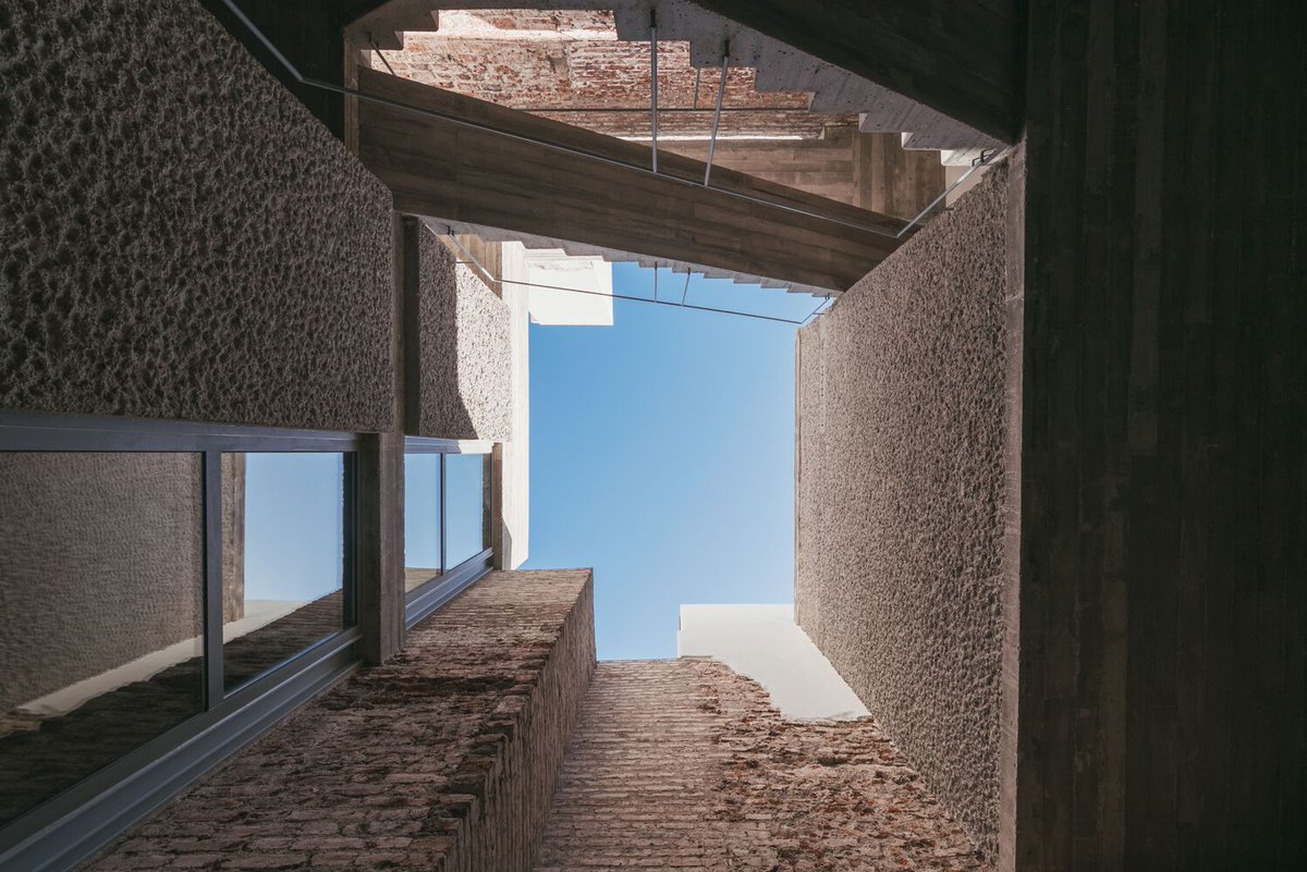 lopedetoledo's tweet photo. La importancia de un buen patio en arquitectura.
[La Toscalera House, Alejandro Beautell] https://t.co/FYrsJvNo3b