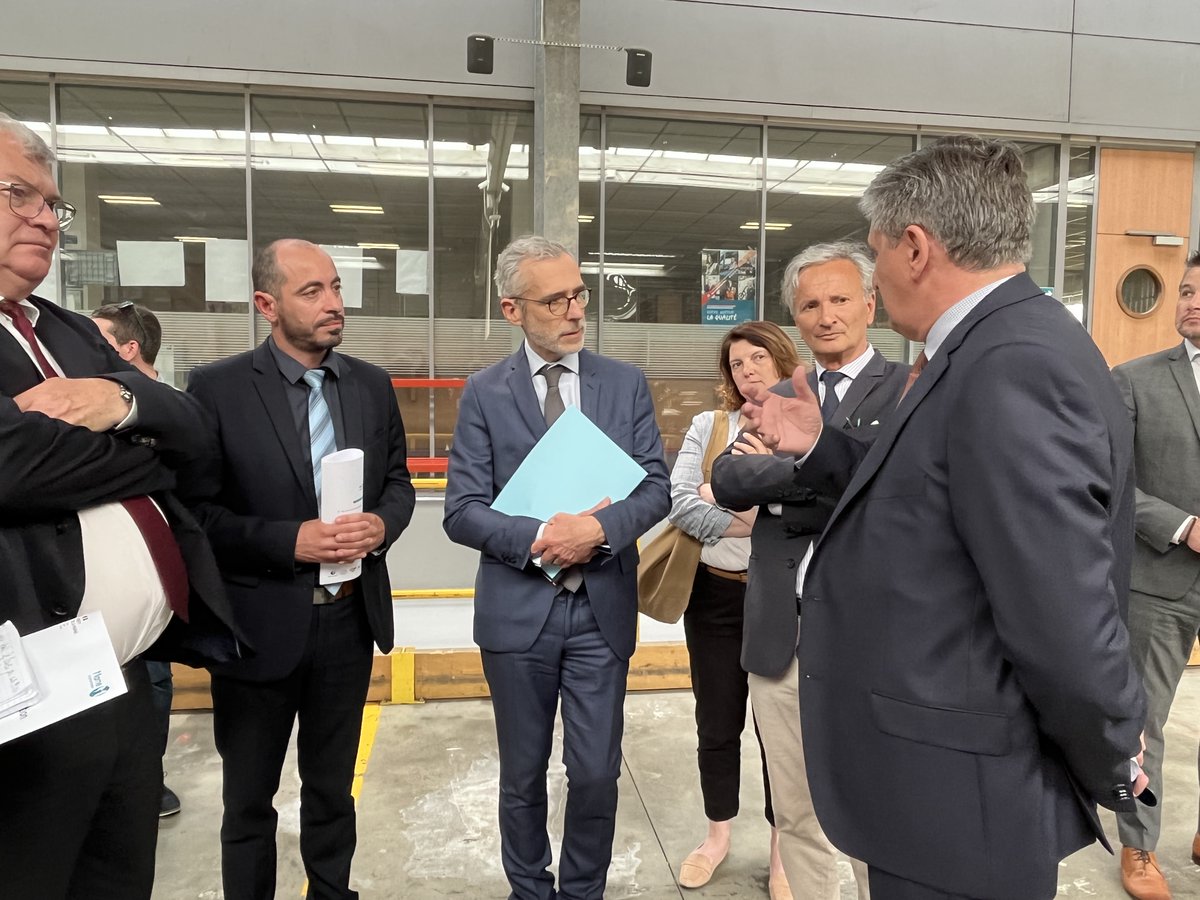 Prefet51's tweet photo. #SPIE

Déplacement du préfet Henri Prévost sur le site de @GEODIS_Group  à Saint-Martin-sur-le-Pré, au côté de @ChristianBruyen , président du @DptMarne  , dans le cadre du premier bilan du Service public de l'insertion et de l'emploi, après une année de mise en œuvre. https://t.co/ljSeV8Bpoo