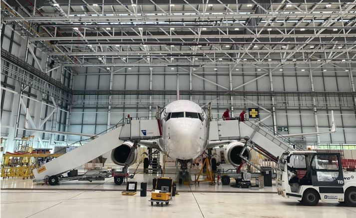 BoeingUK's tweet photo. Our team at @Gatwick_Airport has begun converting 737-800 passenger aircraft into freighters. 

130 people work in the £100m hangar, supporting the strong demand for air cargo. 

Read more: https://t.co/DRPqWDKhtU https://t.co/ymayGCUoVN