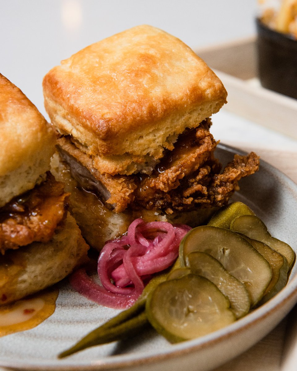 ybrestaurants's tweet photo. Hungry for happy hour with our Crispy Chicken Biscuits 🍸

Available for happy hour Monday - Friday at Yardbird Miami, Dallas, D.C. and Los Angeles.

| CRISPY CHICKEN BISCUITS |
pepper jelly

#YardbirdRestaurants #HonestGoodness #HappyHour #Mixology #CraftCocktails https://t.co/WNJW4iLiWm