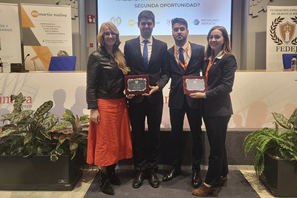 UAHes's tweet photo. El equipo de debate de la #UAH, con Roberto Gutiérrez, Álvaro Novás e Irene Bailón, se ha proclamado campeón de España de la Liga de @Fedejdebate celebrado el pasado fin de semana. Además Irene recibió el Premio a la Mejor Jurista Revelación. ¡Enhorabuena! https://t.co/hVtZ7gm37z https://t.co/yzjd3FVSE1