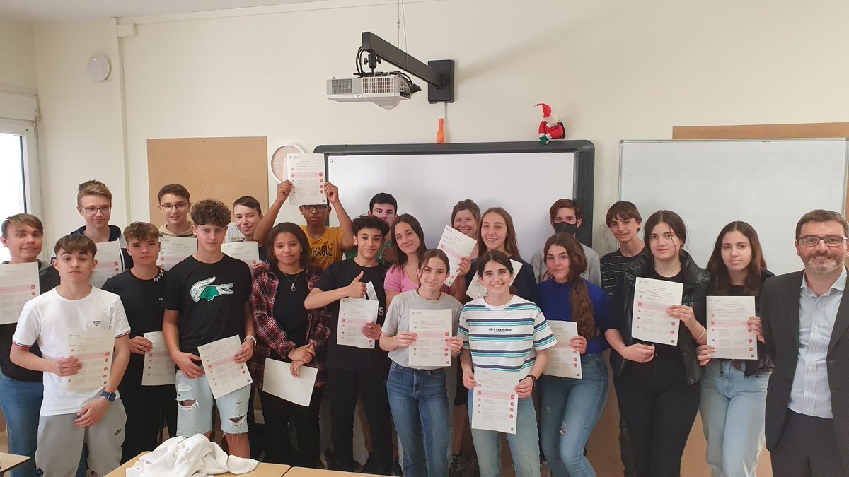 lfireus's tweet photo. Les élèves de 3eme se préparent à la classe de 2nde. Ils souhaitent intégrer la section européenne anglais,  pour cela ils doivent avoir un niveau minimum B1 @mlfmonde https://t.co/Dfh3JXxekm
