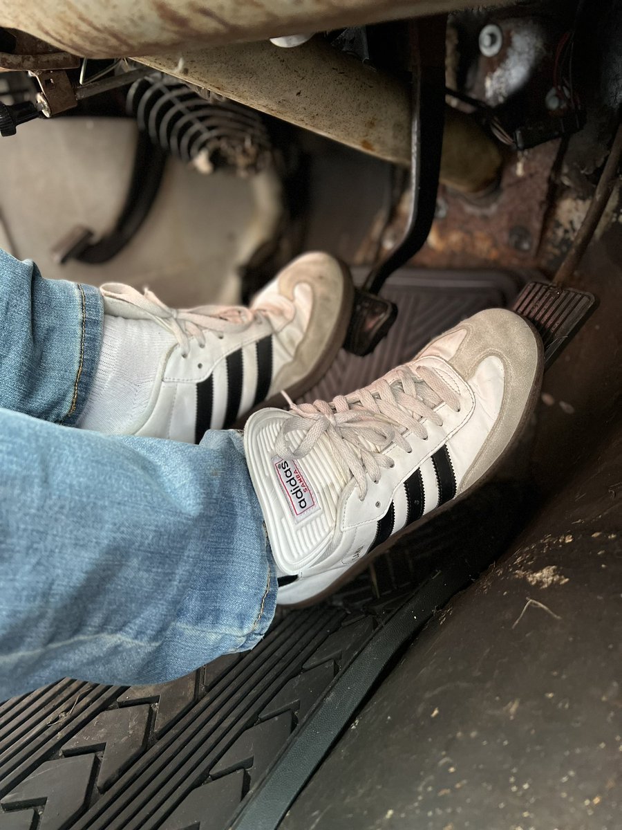 GasPedalDaddy's tweet photo. Flooding my Twitter feed with pics of me flooding my car - it’s a niche fetish for sure, but I’ve learned that there are more of you out there than I ever thought. 😁 #pedalpumping #carcranking #coldstart #hardstart #gaysneakers #gayfeet #gayfootfetish https://t.co/b5MYYRYwEe