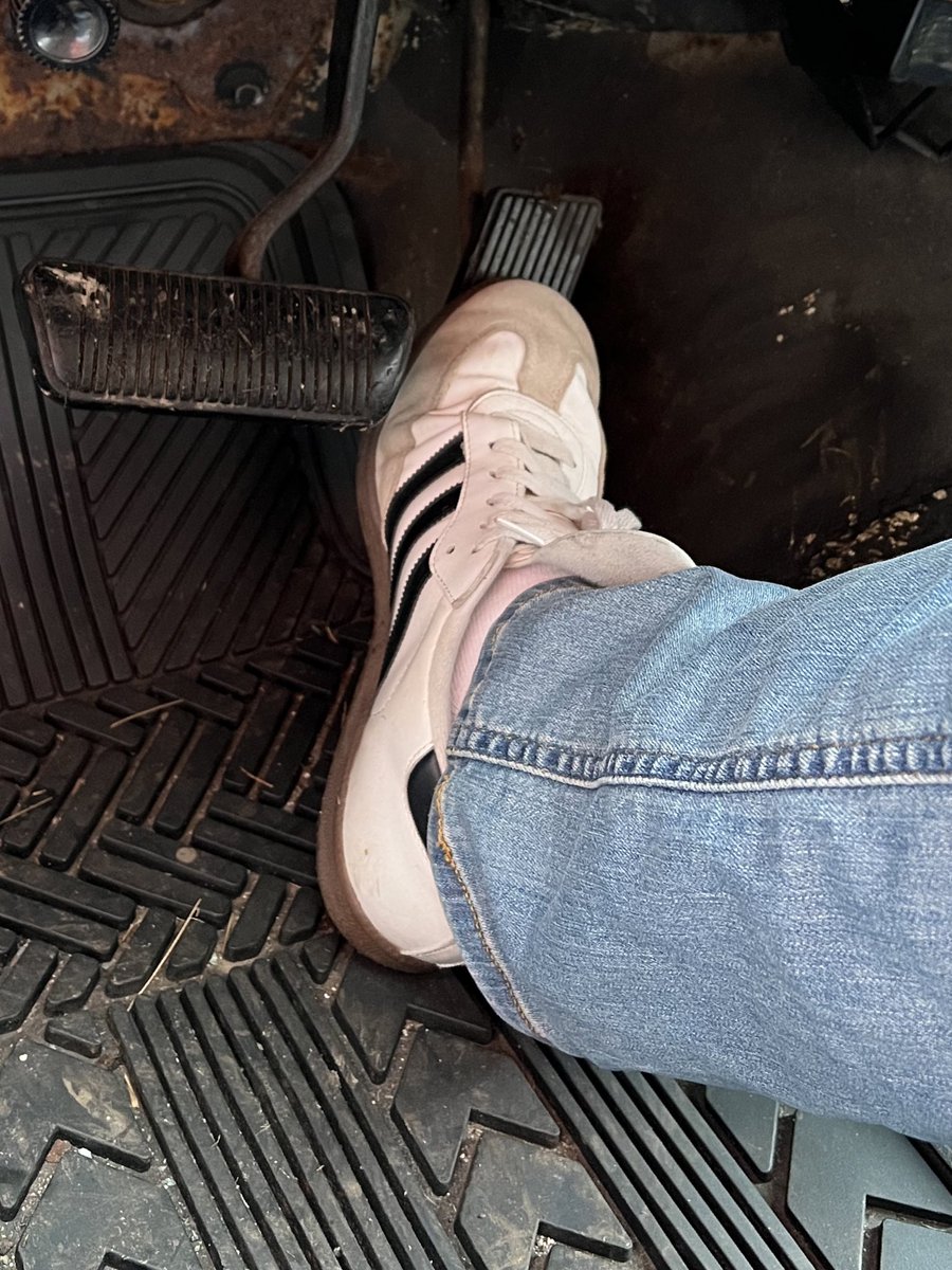 GasPedalDaddy's tweet photo. Flooding my Twitter feed with pics of me flooding my car - it’s a niche fetish for sure, but I’ve learned that there are more of you out there than I ever thought. 😁 #pedalpumping #carcranking #coldstart #hardstart #gaysneakers #gayfeet #gayfootfetish https://t.co/b5MYYRYwEe