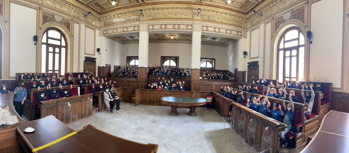 Bellissimo esempio di protagonismo dei bambini e bambine di "Fuoriclasse in movimento" #ReggioCalabria che oggi hanno "interrogato" il loro sindaco chiedendogli risposte alle loro richieste per una scuola migliore.
<a href="/ReggioCal/">Reggio Calabria</a>