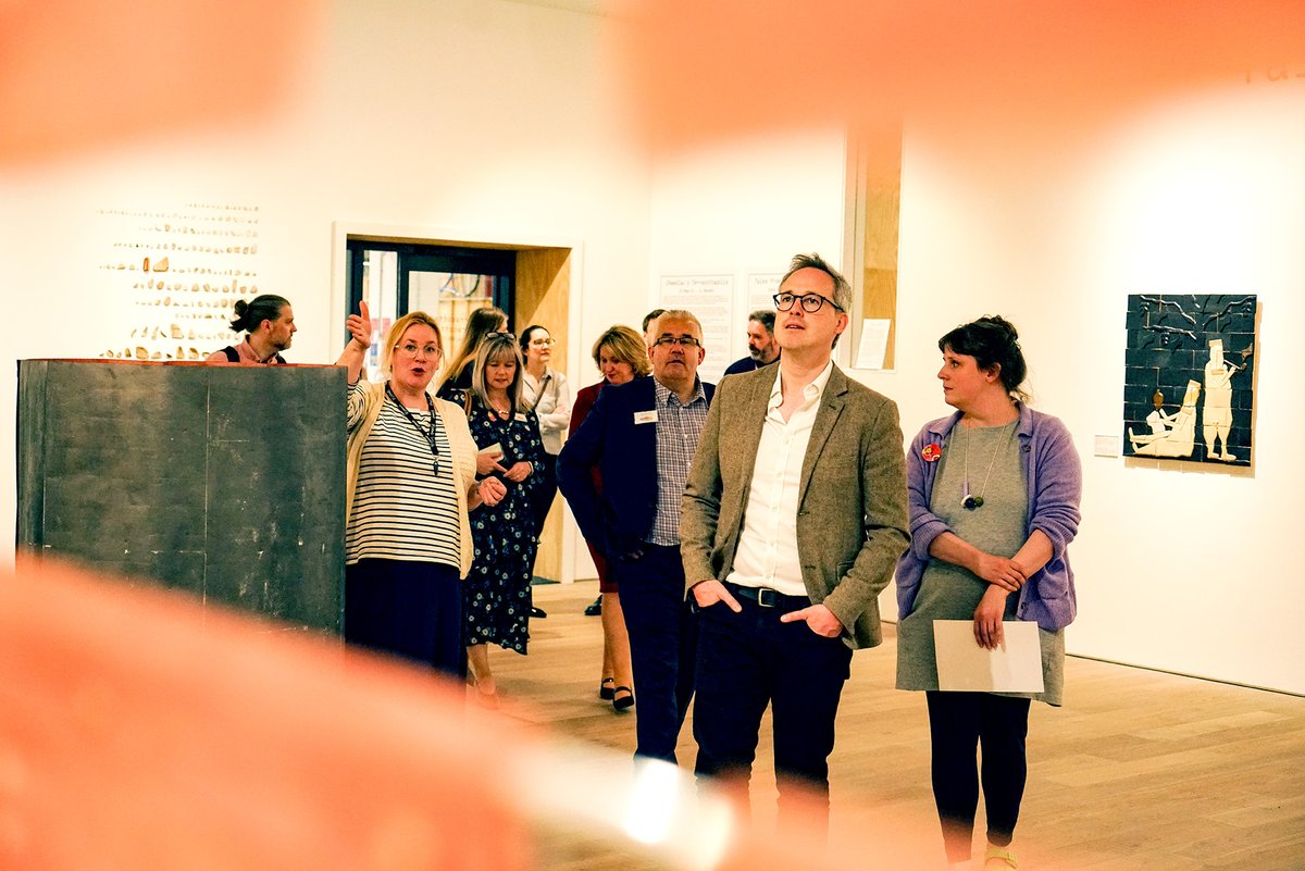 Lord Parkinson took time out from his busy tour of #CityofCulture2025 nominees to drop in and see for himself why Wrexham's <a href="/TyPawb/">Tŷ Pawb</a> made the list

Congratulations and the best of luck to ALL the brilliant finalists👇🏾
<a href="/HornimanMuseum/">Horniman Museum and Gardens</a> | <a href="/MuseumofMaking/">Museum of Making at Derby Silk Mill</a> | <a href="/TheStoryMuseum/">The Story Museum</a> | @PHMMcr