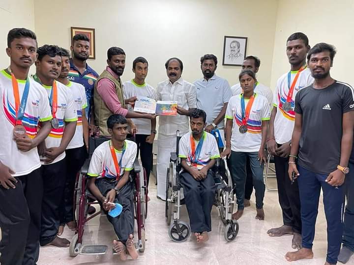 SMeyyanathan's tweet photo. டெல்லி ஜவஹர்லால் நேரு ஸ்டேடியத்தில் கடந்த மே 4ம்தேதி தொடங்கி 7ம்தேதி வரை நடைபெற்ற அகில இந்திய அளவிலான மூளை முடக்க குறைபாட்டால் பாதிக்கப்பட்டவர்களுக்கான தடகளப் போட்டிகளில் தமிழ்நாட்டின் சார்பில் பங்கேற்று 10பதக்கங்களை கைப்பற்றிய வீரர்கள் தங்களது பயிற்சியாளர் 
1/2 https://t.co/A4V7gkVgwW