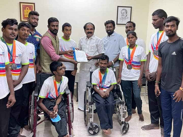 SMeyyanathan's tweet photo. டெல்லி ஜவஹர்லால் நேரு ஸ்டேடியத்தில் கடந்த மே 4ம்தேதி தொடங்கி 7ம்தேதி வரை நடைபெற்ற அகில இந்திய அளவிலான மூளை முடக்க குறைபாட்டால் பாதிக்கப்பட்டவர்களுக்கான தடகளப் போட்டிகளில் தமிழ்நாட்டின் சார்பில் பங்கேற்று 10பதக்கங்களை கைப்பற்றிய வீரர்கள் தங்களது பயிற்சியாளர் 
1/2 https://t.co/A4V7gkVgwW