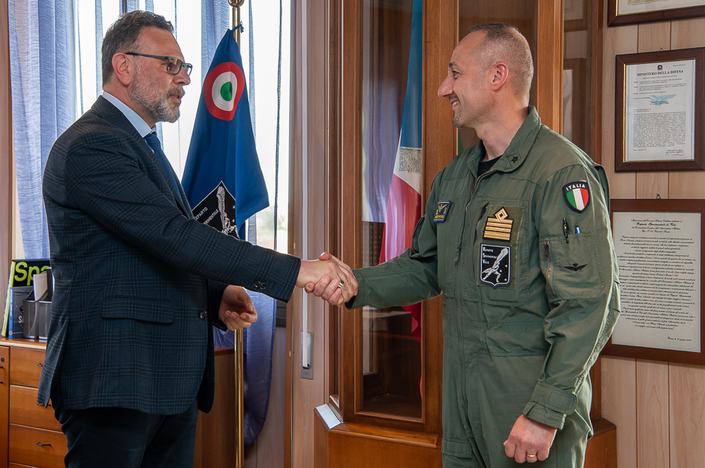 gianlucarizzo46's tweet photo. Al Reparto Sperimentale di Volo dell’ @ItalianAirForce  in  visita al 311° #GruppoVolo ho avuto modo di apprezzare le qualità dei nostri piloti, ingegneri e degli specialisti. Reparto sinonimo di know how e tecnologia a stretto contatto con l’industria italiana della Difesa. 🇮🇹🇮🇹 https://t.co/qkyE1QJYbk
