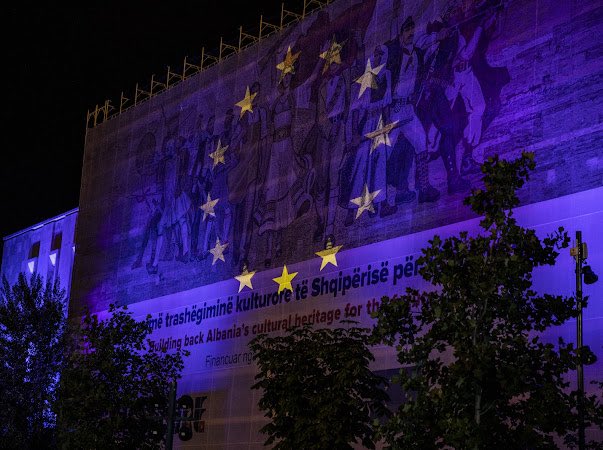 xhacka_olta's tweet photo. Great concert on #EUDay 🇪🇺 in Tirana. A day to celebrate the great vision of peace &amp; cooperation that created the #EU. A vision that #Albanians 🇦🇱 overwhelmingly support &amp; is the only future our people deserve. https://t.co/x36olG2AFg