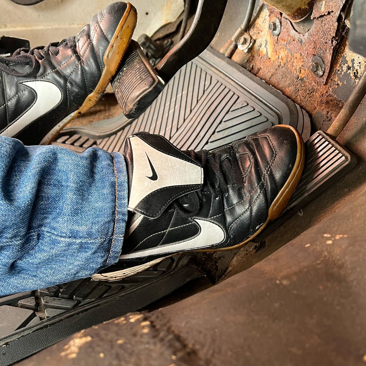 GasPedalDaddy's tweet photo. Flooding my Twitter feed with pics of me flooding my car - it’s a niche fetish for sure, but I’ve learned that there are more of you out there than I ever thought. 😁 #pedalpumping #carcranking #coldstart #hardstart #gaysneakers #gayfeet #gayfootfetish https://t.co/ASUuno9yGE