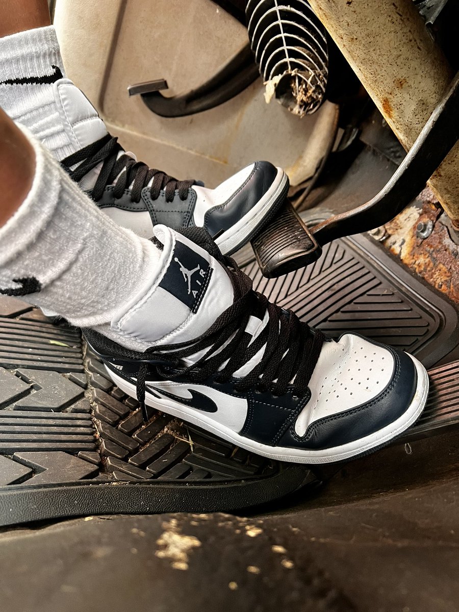 GasPedalDaddy's tweet photo. Flooding my Twitter feed with pics of me flooding my car - it’s a niche fetish for sure, but I’ve learned that there are more of you out there than I ever thought. 😁 #pedalpumping #carcranking #coldstart #hardstart #gaysneakers #gayfeet #gayfootfetish https://t.co/ASUuno9yGE