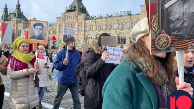 deruforum's tweet photo. Im Blick: Nach Angaben der „Vesna“ (Frühlings)-Bewegung nahmen Einwohner:innen aus russischen Städten zu den Umzügen des „Unsterblichen Regiments“ um den Angehörigen zu gedenken, die im Zweiten Weltkrieg gefallen sind. Mehr dazu hier: https://t.co/Ls72dWmMAZ Quelle: bbc https://t.co/weinkW399p