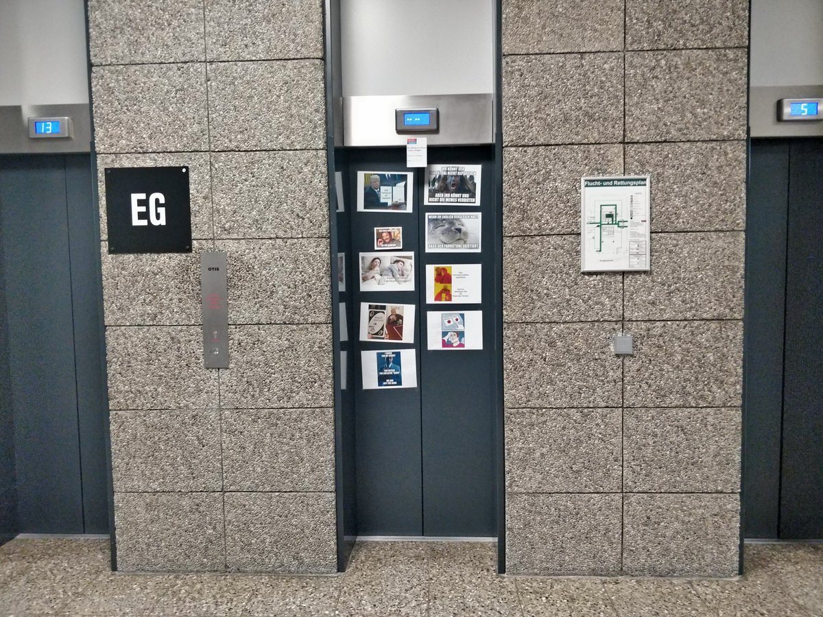 DH8GHH's tweet photo. Da willste kurz bei #DB0FC ne HDD tauschen (Danke @DO9DCW für die Meldung) und dann das 🤯

Aber #Fahrstuhl-Memes haben hier im "Haus der Elektrotechnik" ja eine gewisse Tradition 😁
#tubs #tuBraunschweig https://t.co/khSYwfGPey