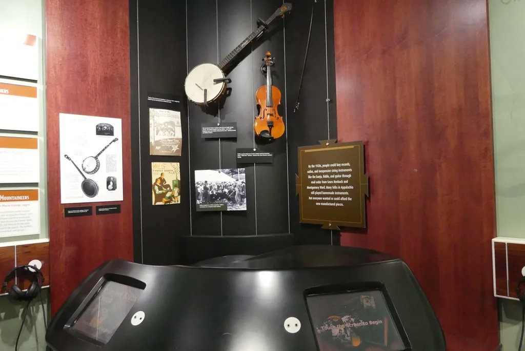 katywalls's tweet photo. Music reigns in #HeartofAppalachia from #CarterFamilyFold and #RalphStanley Museum to local pickers and #stringbands. #IFWTWA #TravelTuesday #Music https://t.co/5BqlySIVHu