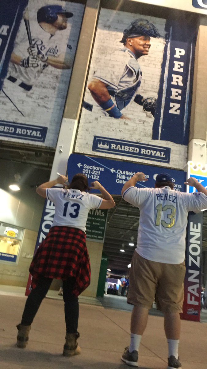 abbs_1219's tweet photo. Happy Birthday @SalvadorPerez15! We BIG BIG fans @BubbaTram67 https://t.co/P3I3pTAddQ