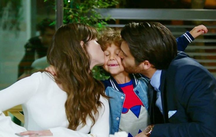 Maybezinaornoor's tweet photo. Nearly one week since I finished watching #Dolunay and I am still not over this precious family!!! 🥺🫰🏻
#ÖzgeGürel #CanYaman #FerNaz #NazFer https://t.co/0D5spzEEuA