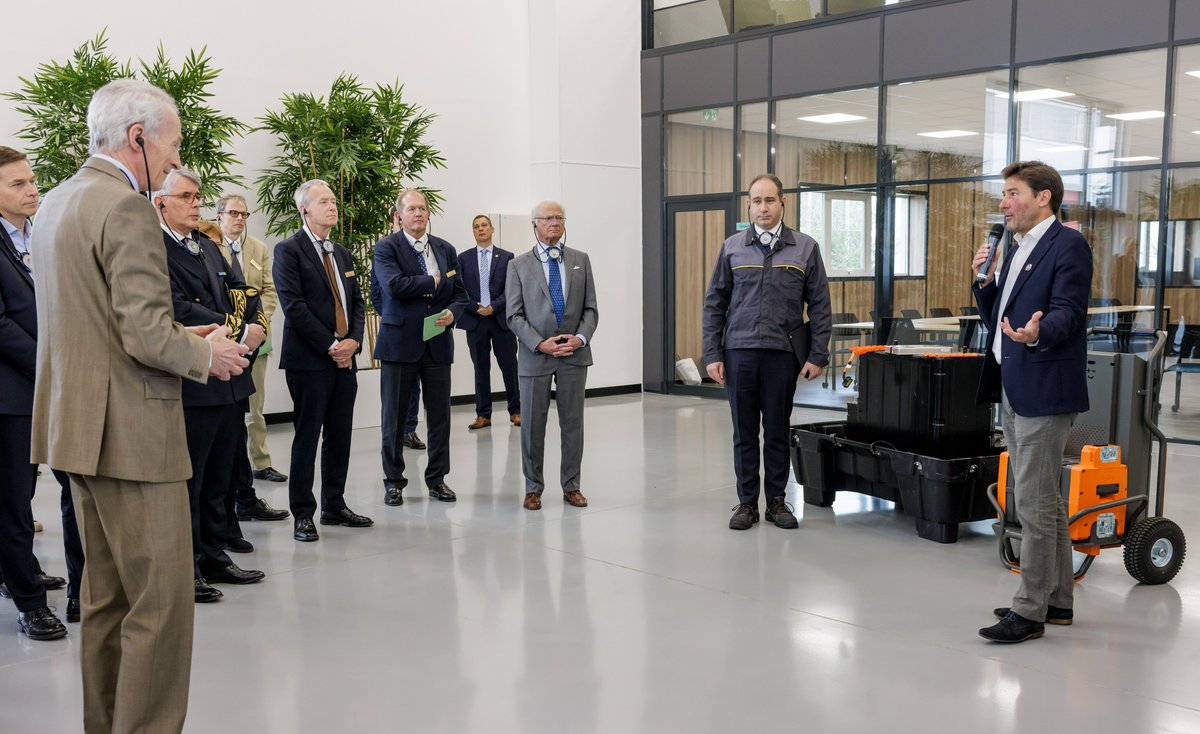 renaultgroup's tweet photo. Today the Royal Swedish Academy of Engineering Sciences @IVA1919 visited the Flins Refactory in France. An opportunity to discover the Group's latest innovations in the fields of circular economy such as @wearemobilizers's 2nd life batteries and hydrogen with @HYVIA_Official. ♻️ https://t.co/pvCDGuAcVC